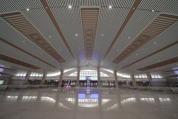 云陽站將張飛廟窗格元素融入候車大廳吊頂方案之中。中鐵八局供圖