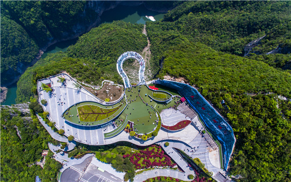 龍缸景區(qū)云端玻璃廊橋。重慶江來(lái)集團(tuán)供圖 華龍網(wǎng)發(fā)