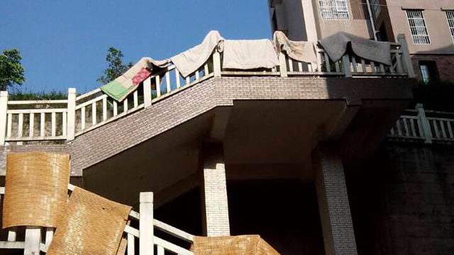 [不文明行為]網友爆料涼席“飛”上雙江街道社區梯道