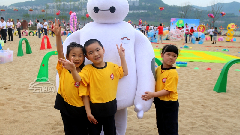 由真人扮演的卡通人物與現場小朋友合影留念