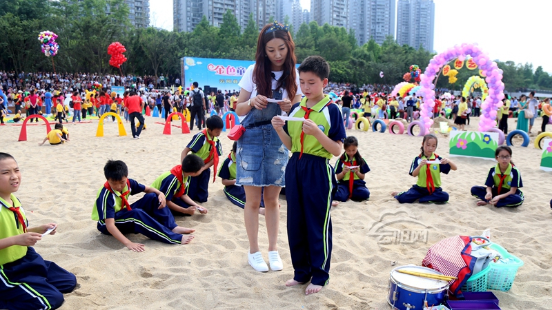 孩子們用宣傳小卡片和各種趣味活動宣傳環保知識