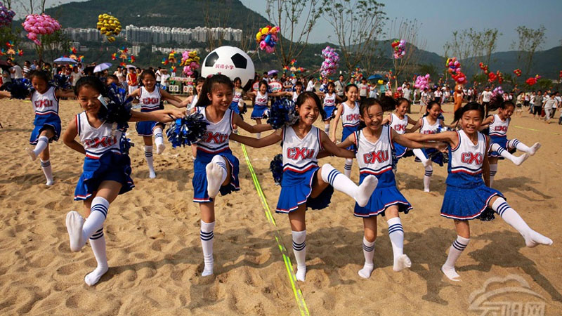 可愛的足球寶貝們現場助興