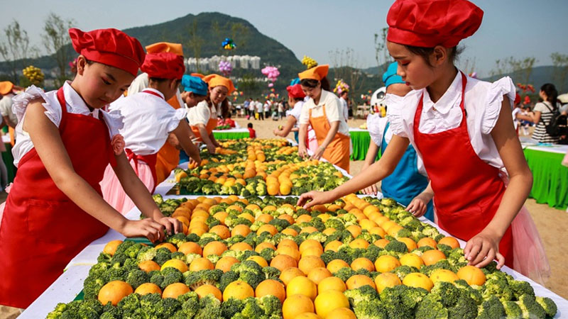 水果拼盤創意區 孩子們展示有創意的水果造型